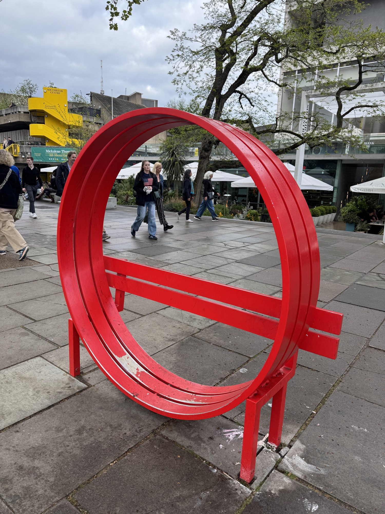 Le Panchine Impossibili di Londra: l’arte di Jeppe Hein che fa giocare la città