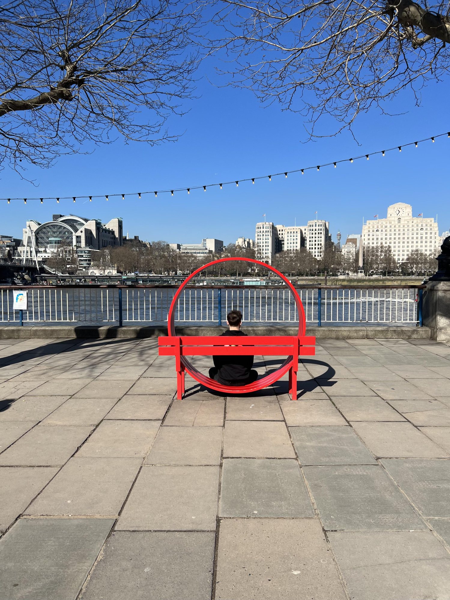 Le Panchine Impossibili di Londra: l’arte di Jeppe Hein che fa giocare la città